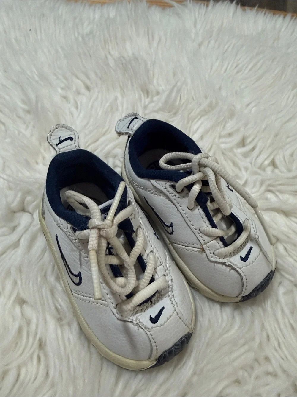 Nike Vintage Baby White and Navy Low-Top Lace Sneakers Size 2C